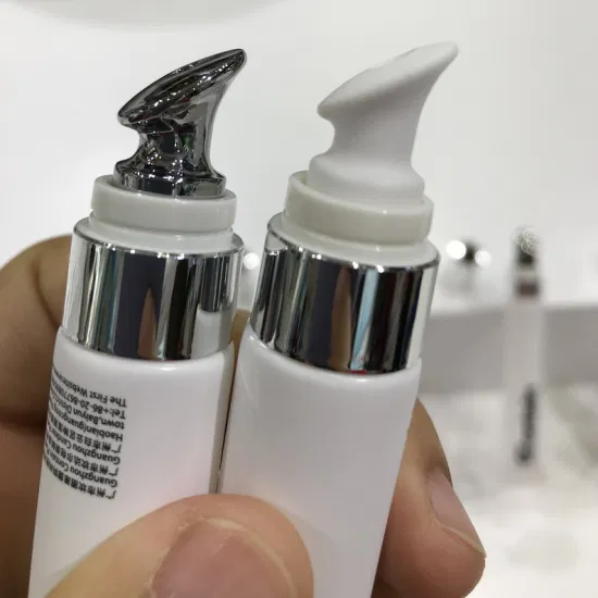 Emballage en plastique de crème pour les yeux avec applicateur en céramique blanche